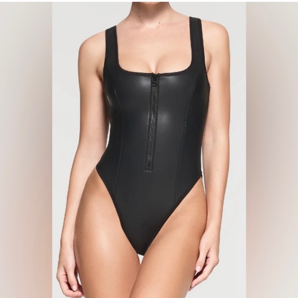 SKIMS RUBBERIZED SCUBA SWIM SCOOP NECK ONE PIECE SIZE M COLOR ONYX